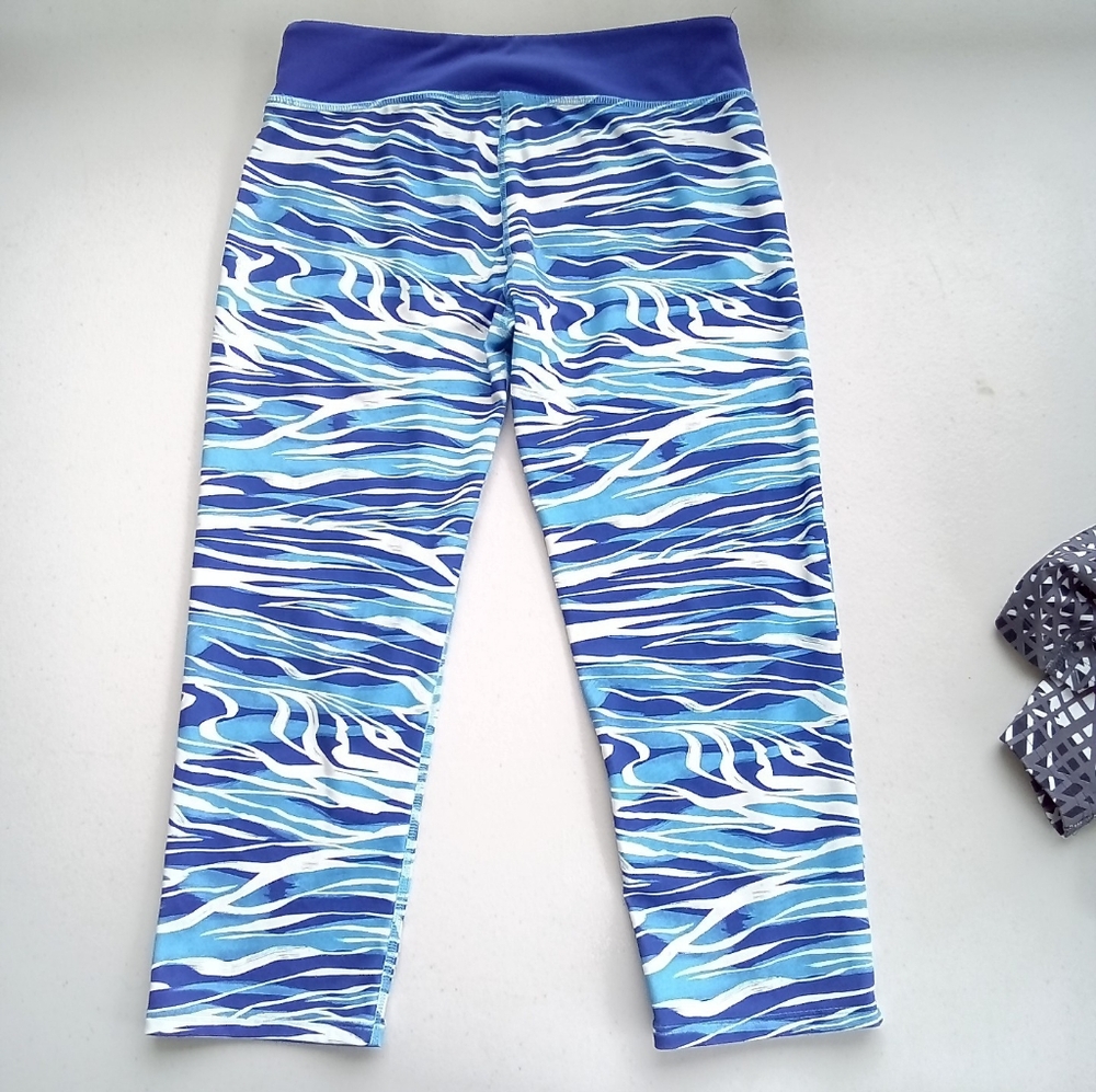 Under Armour Girls L HeatGear Aqua Blue Zebra Print Capri Leggings